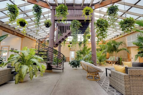 Welcome to STUNNING Glass Garden Retreat!