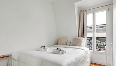 Chambre élégante dotée d'un lit double confortable