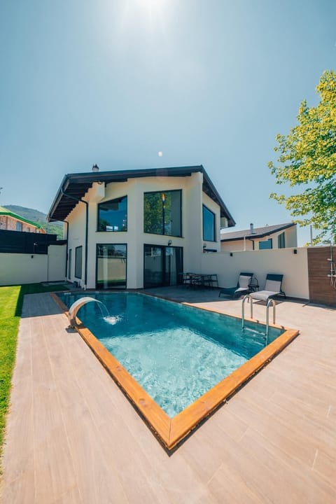 6 outdoor pools