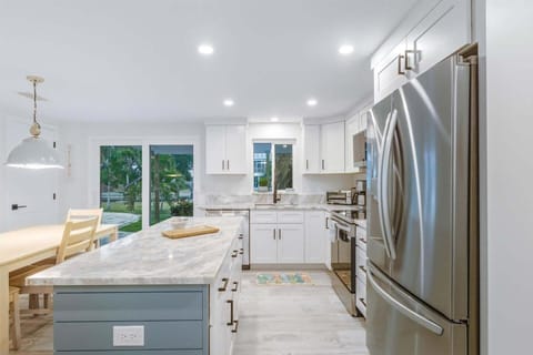 House, 2 Bedrooms | Private kitchen | Fridge, oven, coffee/tea maker, toaster