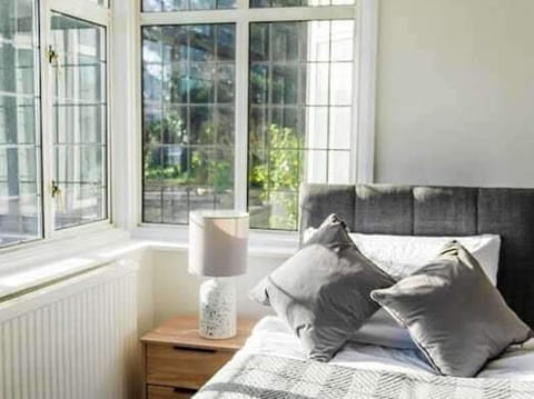 4 bedrooms, iron/ironing board, free WiFi, bed sheets