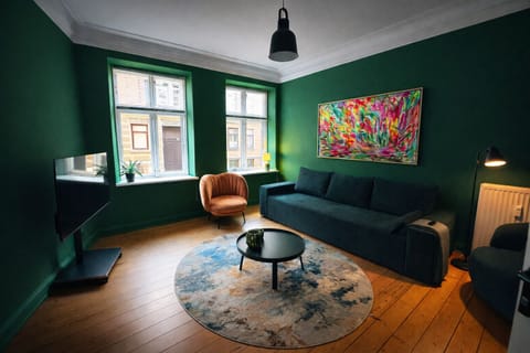 Basic Double or Twin Room, City View | Living area