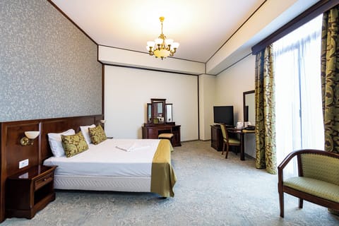 Deluxe Double Room | Minibar, in-room safe, iron/ironing board, free WiFi