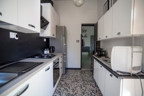 Full-size fridge, microwave, oven, stovetop