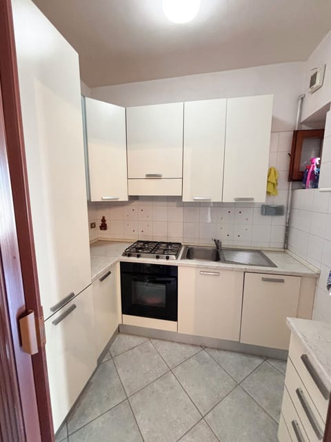 Full-size fridge, oven, stovetop, dishwasher