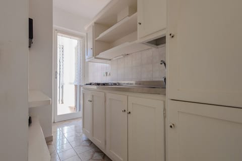 Full-size fridge, microwave, stovetop, cookware/dishes/utensils