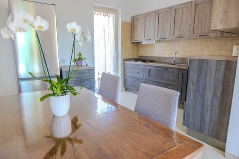 Full-size fridge, microwave, oven, stovetop