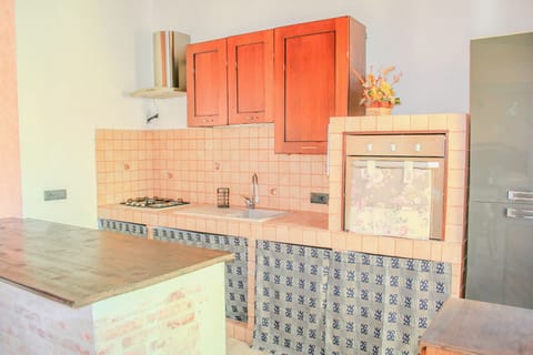 Full-size fridge, oven, stovetop, cookware/dishes/utensils