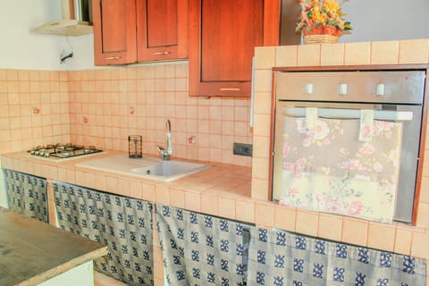 Full-size fridge, oven, stovetop, cookware/dishes/utensils