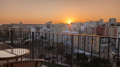 Enjoy a glass of wine or a nice cocktail with this stunning sun set view in your own private balcony.
#balcony #outdoor #view #sunset #Portugal #PT #Lisbon #Oeiras #Miraflores