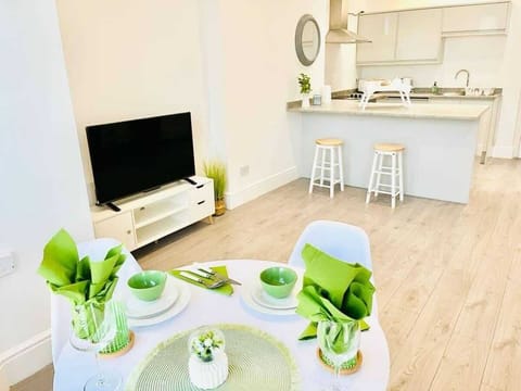 Dining table & kitchen 