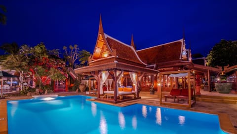 Outdoor pool, sun loungers