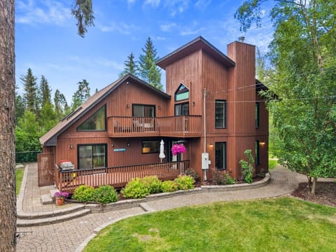 Front view of Copper Cove, just a short distance away from Lake Windermere; a 2-min drive or 15-min walk to Windermere public beach`s summer sand and winter`s Whiteway for skating adventures.