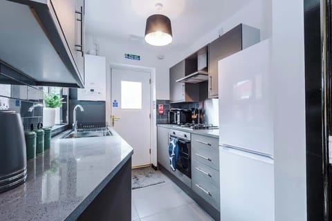 Kitchen: Sleek design meets functionality—perfect for gourmet meals and casual breakfasts!