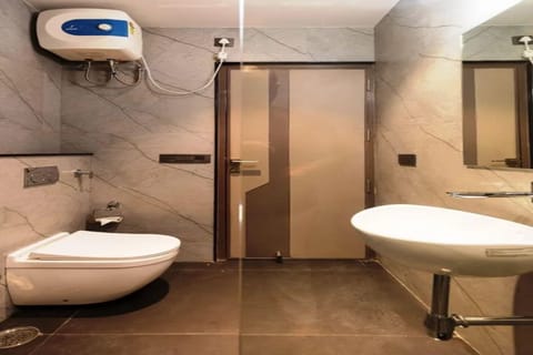 Deluxe Room | Bathroom | Shower, rainfall showerhead, free toiletries, towels