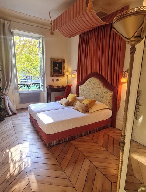 2 bedrooms, iron/ironing board, internet, bed sheets