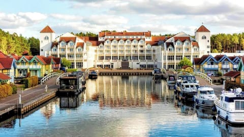 Hotel Exterior [summer]