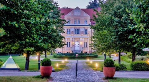 Hotel Exterior [summer]