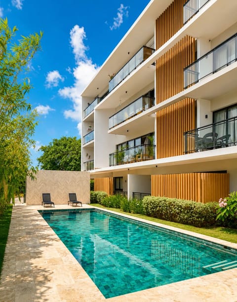 Outdoor Oasis: a private pool and sun loungers amidst lush greenery!