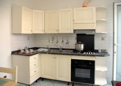 Superior Apartment, Garden View | Private kitchen