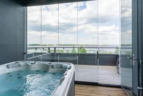 Unwind after a day of exploring with a sunset soak. This premium balcony spa offers front-row seats to the frozen beauty of Lake Näsijärvi, creating a truly unforgettable wellness experience.