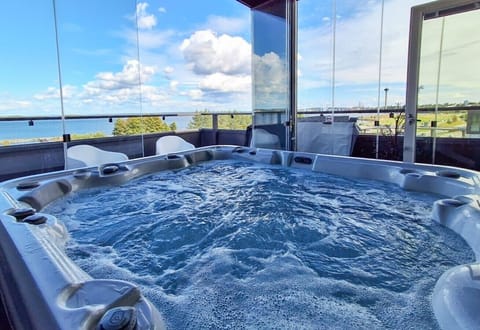Unwind after a day of exploring with a sunset soak. This premium balcony spa offers front-row seats to the frozen beauty of Lake Näsijärvi, creating a truly unforgettable wellness experience.