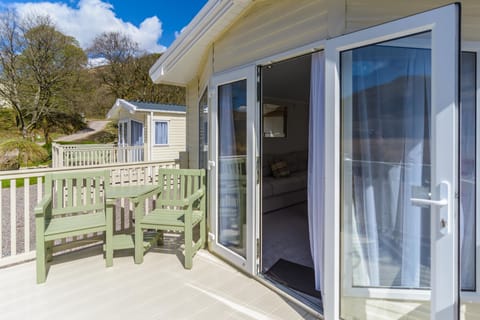 Balcony with outdoor seating