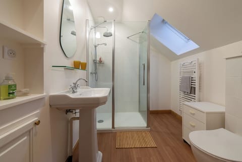 Deluxe House, Patio, Garden View | Bathroom