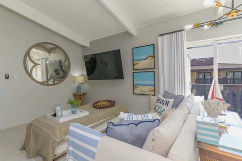 Furniture, Indoors, Living Room, Couch, Screen