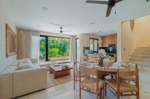 Coffee / tea facilities,Dining area,Meals,TV and multimedia,Bird's eye view