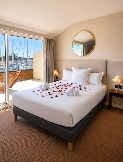 Deluxe Double Room, Marina View | Minibar, in-room safe, desk, cribs (free)