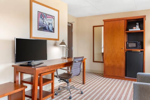 Standard Room, 1 Queen Bed, Non Smoking | Premium bedding, in-room safe, desk, laptop workspace