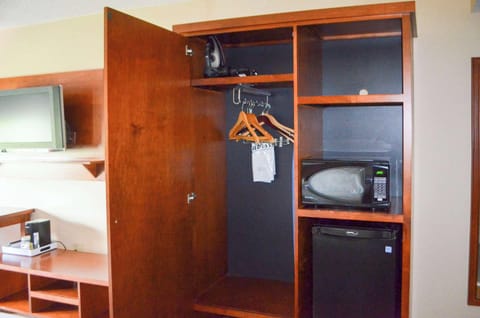 Premium bedding, in-room safe, desk, laptop workspace