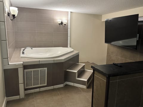 Deluxe Suite, 1 King Bed, Non Smoking | Living area