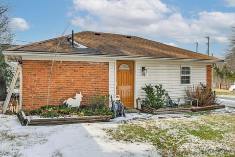 Charlotte Vacation Rental | 1BR | 1BA | 700 Sq Ft