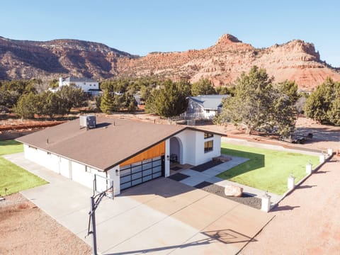 Located in a quiet neighborhood, wrapped in red rock cliffs, Saltbrush Ranch House is a newly renovated 3 bed, 2 bath home that sleeps 10. 