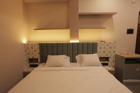 Deluxe Double Room | Iron/ironing board, free WiFi