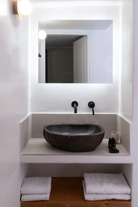 Novel Double or Twin Room | Bathroom | Shower, rainfall showerhead, hair dryer, towels