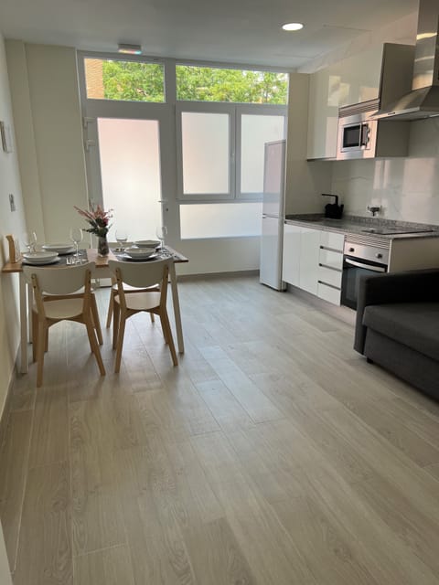 Family Apartment, City View | Private kitchen