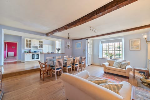 Old Ford House, Blandford: Plenty of space for your friends and family