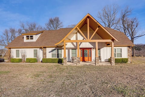 Flippin Vacation Rental | 3BR | 2BA | 2 Steps to Enter | 2,000 Sq Ft