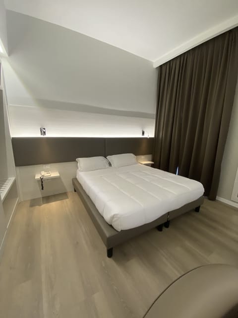 Deluxe Double or Twin Room | In-room safe, desk, blackout drapes, soundproofing