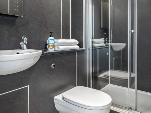 Bathroom | 68G Falcon&rsquo;s Reach - Illfracombe Retreats, Illfracombe