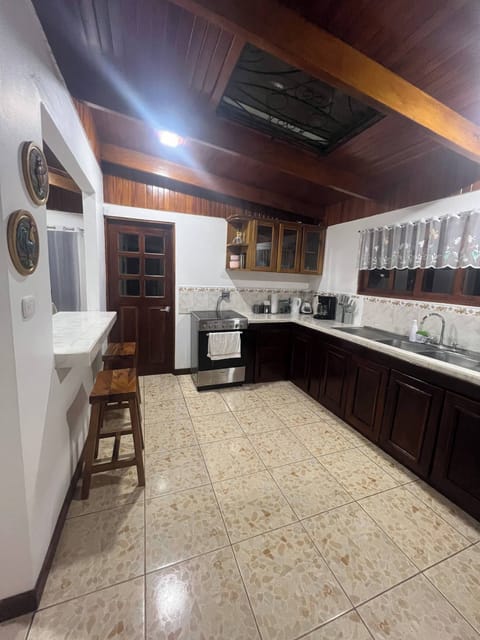House, 3 Bedrooms, Smoking, Balcony | Private kitchen