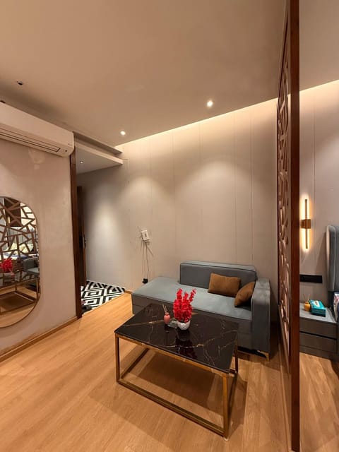 Luxury Double Room, City View | Living area