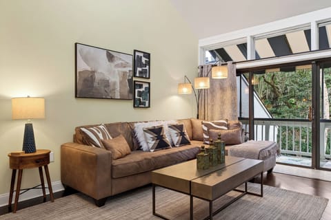 Bright living area with access to the balcony.