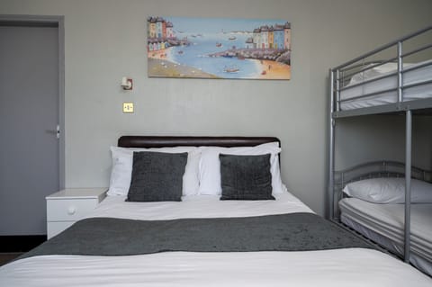 Family Room | Desk, free WiFi, bed sheets