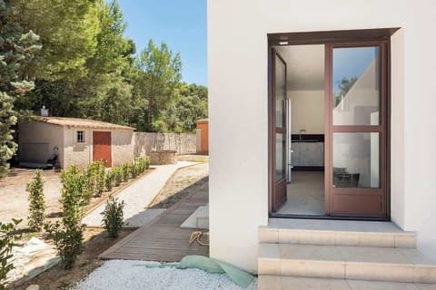 La Porte fenêtre qui donne sur la Terrasse de la Colocation
