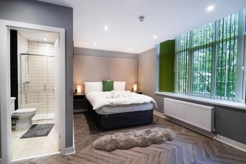 Deluxe Double Room | Bathroom | Slippers, shampoo, toilet paper