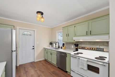 Cook, dine & feel at home! This stylish kitchen is fully equipped and ready for your delicious moments. Book your stay & start sizzling! 👨🍳